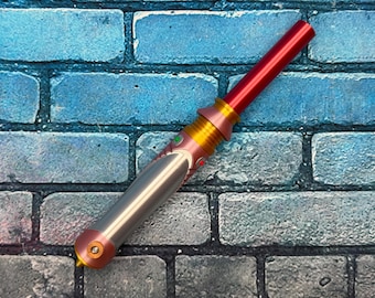 Rekwizyt do cosplayu w postaci miecza świetlnego inspirowanego Darthem Sidiousem ze składanym ostrzem (druk 3D)