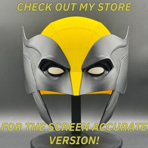 Może przedstawiać: Czarno-ż&oacute;łta maska Wolverine'a o fakturowanej powierzchni. Maska ma dwa białe soczewki oczne i ż&oacute;łty pasek w środku. Maska stoi na czarnym stojaku. "CHECK OUT MY STORE" i "FOR THE SCREEN ACCURATE VERSION!" są napisane ż&oacute;łtym kolorem na obrazku.