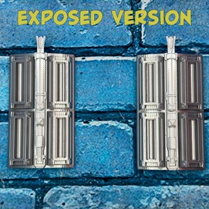 以下が含まれることがあります： 青いレンガの壁を背景にした、精巧なデザインの銀と灰色の長方形のオブジェクトが2つ。オブジェクトには中央の柱があり、黄色い文字で「EXPOSED VERSION」と表示されています。