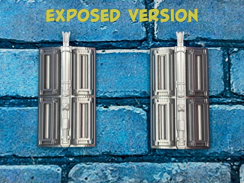 以下が含まれることがあります： 青いレンガの壁を背景にした、精巧なデザインの銀と灰色の長方形のオブジェクトが2つ。オブジェクトには中央の柱があり、黄色い文字で「EXPOSED VERSION」と表示されています。