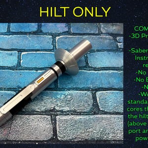 Puede incluir: Una empu&ntilde;adura de sable de luz plateada y negra, con un dise&ntilde;o cil&iacute;ndrico y una guarda circular. El texto "HILT ONLY" est&aacute; en la parte superior. La imagen incluye el texto "COMES WITH: -3D Printed Hilt (in color)"