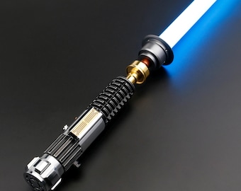 Replica della spada laser della serie TV Obi-Wan Kenobi (invecchiata) / SNV4 Pixel / Elsa in metallo / Lama da 82 cm / Rotazione fluida / Pronta per duellare