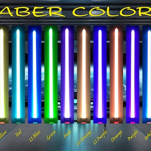 Puede incluir: Imagen que muestra una variedad de colores de sables de luz: rojo, amarillo, turquesa, azul claro, verde, rosa, naranja claro, morado claro, naranja, morado, blanco y azul. El texto "SABER COLORS" se muestra en la parte superior.
