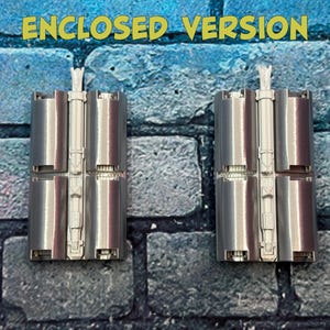 以下が含まれることがあります： 中央に垂直な白い構造を持つ、2つのメタリックシルバーと紫色のオブジェクト。オブジェクトは角が丸い長方形で、青とグレーのレンガの壁を背景にしています。「ENCLOSED VERSION」というテキストは黄色です。