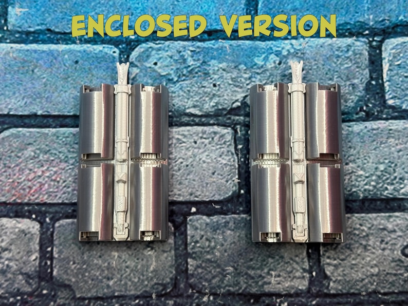 以下が含まれることがあります： 中央に垂直な白い構造を持つ、2つのメタリックシルバーと紫色のオブジェクト。オブジェクトは角が丸い長方形で、青とグレーのレンガの壁を背景にしています。「ENCLOSED VERSION」というテキストは黄色です。