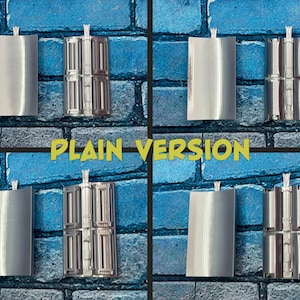 以下が含まれることがあります： 青いレンガの背景に、複数の銀色の金属製のオブジェクトが写っています。オブジェクトは長方形で、上部に小さなループが付いています。シンプルなデザインのものもあれば、詳細な多区画の外観のものもあります。「PLAIN VERSION」というテキストは黄色です。