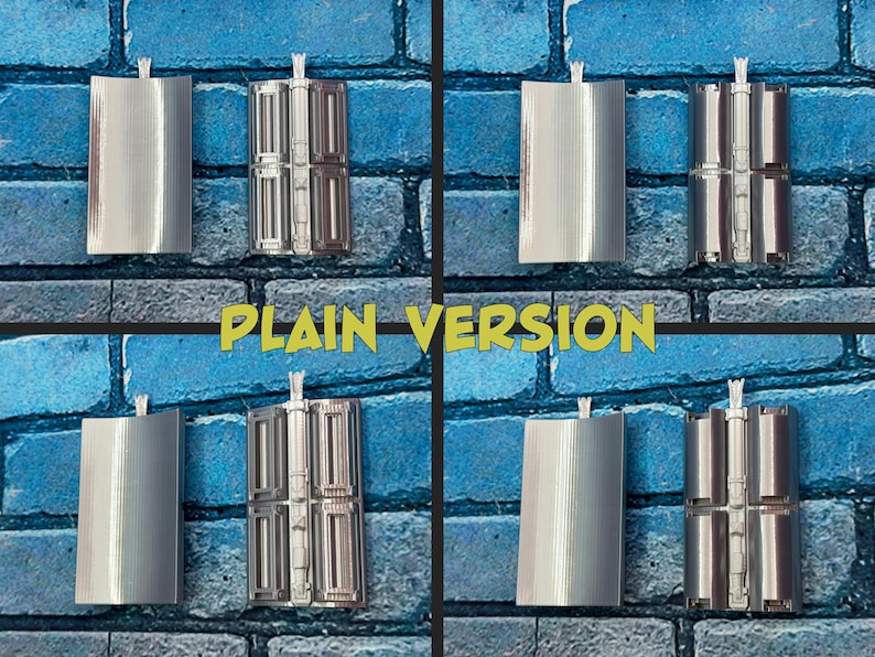 以下が含まれることがあります： 青いレンガの背景に、複数の銀色の金属製のオブジェクトが写っています。オブジェクトは長方形で、上部に小さなループが付いています。シンプルなデザインのものもあれば、詳細な多区画の外観のものもあります。「PLAIN VERSION」というテキストは黄色です。