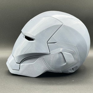 Puede incluir: Un casco gris impreso en 3D con un dise&ntilde;o detallado, que se asemeja a un casco futurista o de ciencia ficci&oacute;n.