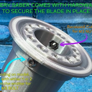 Puede incluir: Primer plano de un emisor de sable gris y blanco con hardware. El texto dice "EVERY SABER COMES WITH HARDWARE TO SECURE THE BLADE IN PLACE". Incluye un recorte empotrado para una tuerca M3 y agujeros para un perno M3.