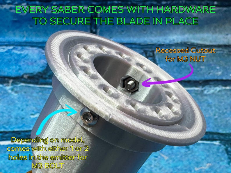 Puede incluir: Primer plano de un emisor de sable gris y blanco con hardware. El texto dice "EVERY SABER COMES WITH HARDWARE TO SECURE THE BLADE IN PLACE". Incluye un recorte empotrado para una tuerca M3 y agujeros para un perno M3.