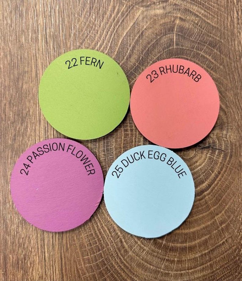 Pu&ograve; includere: Quattro dischi circolari in verde felce, rosa rabarbaro, viola fiore della passione e azzurro uovo d'anatra. Ogni disco presenta un testo stampato in nero: 22 FERN, 23 RHUBARB, 24 PASSION FLOWER e 25 DUCK EGG BLUE, che identifica il colore.