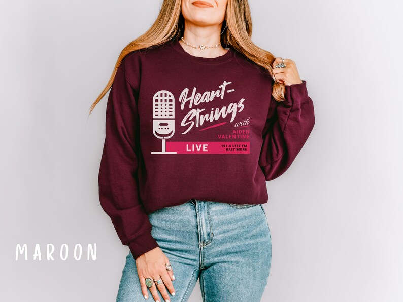Puede incluir: Sudadera color granate con un gr&aacute;fico blanco de un micr&oacute;fono y el texto "Heart-Strings with Aiden Valentine 101.5 Lite FM Baltimore LIVE".