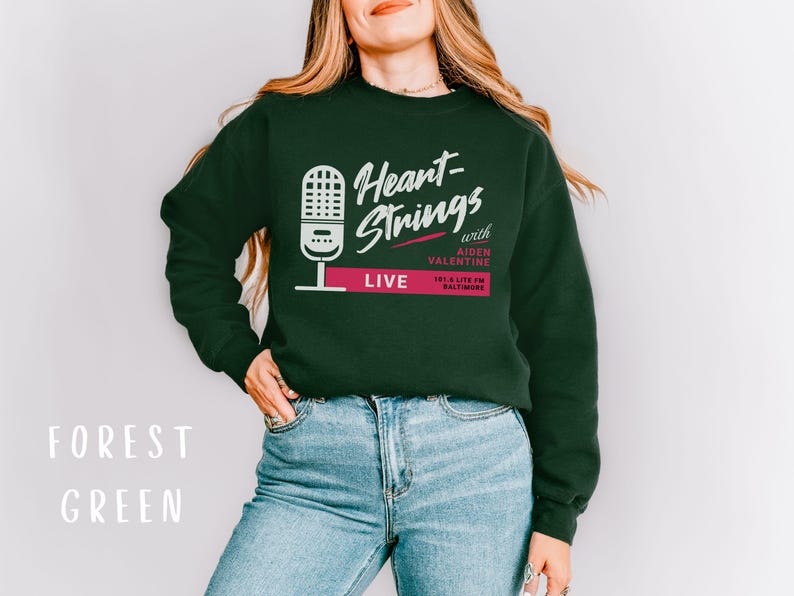 Puede incluir: Una sudadera verde bosque con el texto "Heart-Strings with Aiden Valentine 101.3 Lite FM Baltimore LIVE" y un gr&aacute;fico de micr&oacute;fono.