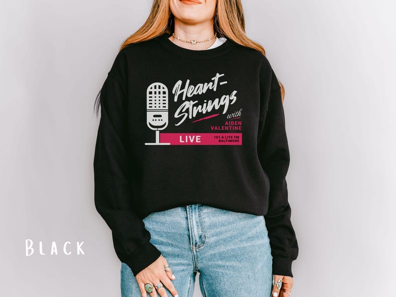 Puede incluir: Sudadera negra con un gr&aacute;fico blanco de un micr&oacute;fono y el texto "Heart-Strings with Aiden Valentine 101.3 Lite FM Baltimore LIVE".