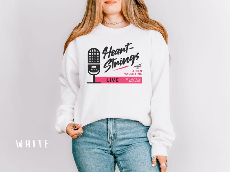 Puede incluir: Sudadera blanca con un gr&aacute;fico en blanco y negro de un micr&oacute;fono y el texto "Heart-Strings with Aiden Valentine 105.7 Lite FM Baltimore LIVE".