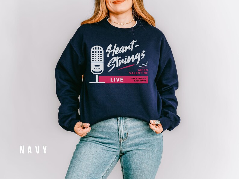 Puede incluir: Sudadera azul marino con un gr&aacute;fico blanco de un micr&oacute;fono y el texto "Heart-Strings with Aiden Valentine 101.5 Lite FM Baltimore LIVE".