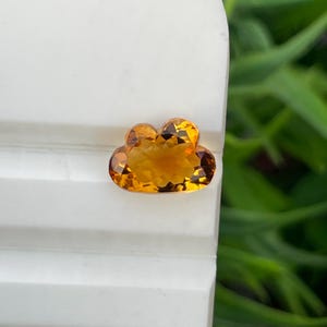 Piedra preciosa de citrino natural talla nube dorada de 1,75 quilates, cuarzo brasileño suelto con forma de nube y talla fantasía para joyería de diseño.