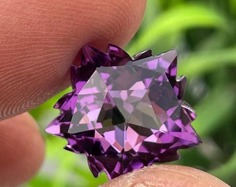 13.75 Carat Natural Amethyst Gemstone: Snowflake Cut Pentagon