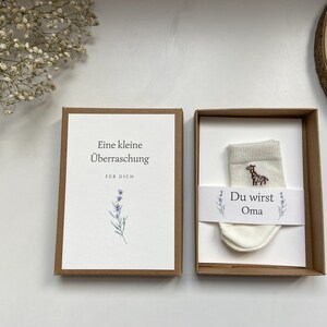 LAVENDELBLUMEN-Box mit Socken zur Ankündigung der Schwangerschaft/Baby unterwegs/Geschenk für Großmutter, Großvater, Tante, Onkel/Überraschungs-Baby-Geschenkbox