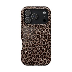 Könnte beinhalten: Eine Smartphone-Hülle mit braun-schwarzem Leopardenmuster und einer glitzernden, strukturierten Oberfläche. Die Hülle hat oben eine rechteckige Aussparung für ein Dreifach-Kamerasystem und einen Blitz, die das schwarze Kameramodul zeigt.