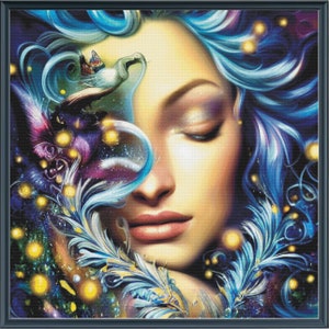 Puede incluir: Una pintura digital de una mujer con cabello azul y ojos cerrados. Está rodeada de un fondo colorido y giratorio con luces brillantes y plumas.