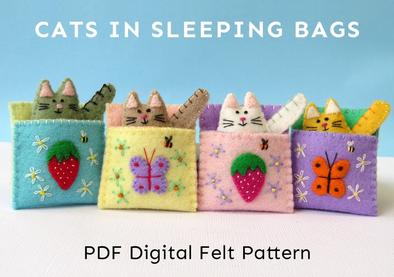 Puede incluir: Cuatro juguetes de fieltro en forma de gato en sacos de dormir con detalles bordados. Cada gato tiene un color diferente y est&aacute; en un saco de dormir de color diferente. Los sacos de dormir tienen fresas, mariposas y abejas bordadas. El texto "CATS IN SLEEPING BAGS" est&aacute; en la parte superior de la imagen. El texto "PDF Digital Felt Pattern" est&aacute; en la parte inferior de la imagen.