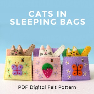 Puede incluir: Un patr&oacute;n digital de fieltro PDF para hacer tres gatos de fieltro en sacos de dormir. Los gatos son marr&oacute;n, blanco y naranja, y cada saco de dormir tiene un dise&ntilde;o bordado diferente: una mariposa, una fresa y una mariposa.