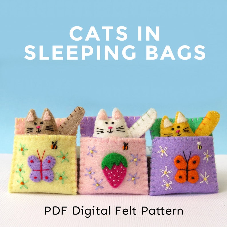 Puede incluir: Un patr&oacute;n digital de fieltro PDF para hacer tres gatos de fieltro en sacos de dormir. Los gatos son marr&oacute;n, blanco y naranja, y cada saco de dormir tiene un dise&ntilde;o bordado diferente: una mariposa, una fresa y una mariposa.