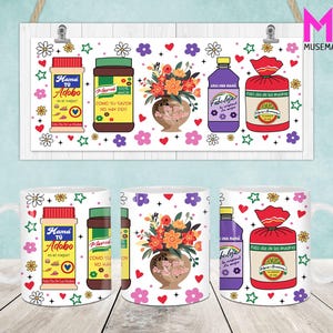 Könnte beinhalten: Drei weiße Keramikbecher mit bunten Designs. Jeder Becher zeigt ein anderes Bild einer Flasche Adobo-Gewürz, einer Flasche Reinigungsmittel und einer Tüte Brot. Die Becher sind mit Blumen, Sternen und Herzen verziert.