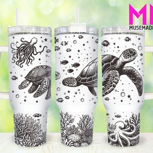 Puede incluir: Tres vasos de acero inoxidable con fondo blanco y diseños de vida marina en negro. Los vasos presentan un pulpo, una tortuga y coral. Los vasos tienen un asa blanca y una pajita.