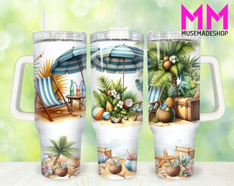 Op de afbeelding: Drie witte roestvrijstalen bekers met deksels en handvatten. Elke beker heeft een ander tropisch strandtafereel met palmbomen, kokosnoten, strandstoelen en parasols. De bekers zijn perfect voor zomerse drankjes.