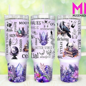 Puede incluir: Tres vasos de acero inoxidable con asa y tapa blancas. Cada vaso presenta un diseño diferente con fondo morado y varias ilustraciones relacionadas con la brujería, incluyendo cristales, lunas, estrellas, hechizos y pociones. El texto en los vasos incluye "Moon Witch", "Hases", "Crystal Balls", "Spell Books", "Goddess", "Witch Vibes", "Alchemy", "Spells", "Zodiac", y "Celestial".