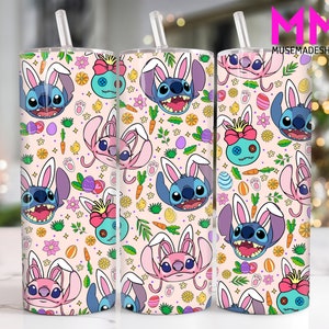 Könnte beinhalten: Drei Edelstahlbecher mit einem rosafarbenen und blauen Oster-Design mit Stitch und Angel aus dem Disney-Film Lilo & Stitch. Das Design enthält Hasenohren, Eier, Karotten und Blumen.