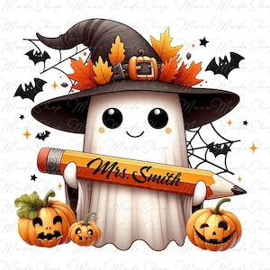 Puede incluir: Un fantasma de dibujos animados con un sombrero de bruja con hojas naranjas y marrones, sosteniendo un l&aacute;piz grande con el texto "Mrs. Smith" escrito en &eacute;l. El fantasma est&aacute; rodeado de calabazas y murci&eacute;lagos.