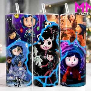 Puede incluir: Un juego de tres vasos de acero inoxidable con un dise&ntilde;o colorido que presenta personajes de la pel&iacute;cula "Coraline". Los vasos tienen un fondo negro con un dise&ntilde;o de remolino azul, rosa y morado. Los personajes se representan en varias escenas de la pel&iacute;cula, incluyendo a Coraline, la Otra Madre y el gato.