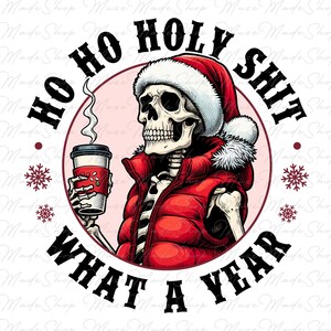 Peut inclure: Un squelette portant un gilet matelassé rouge et un chapeau de Père Noël tient une tasse de café. Le texte autour du squelette dit "Ho Ho Holy Shit What A Year".