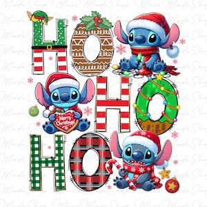 Peut inclure: Composition de Noël avec l'inscription "HO HO HO". Chaque lettre est décorée différemment. Stitch, l'alien bleu, porte un bonnet et une écharpe de Père Noël, tenant un sucre d'orge et des décorations de Noël.