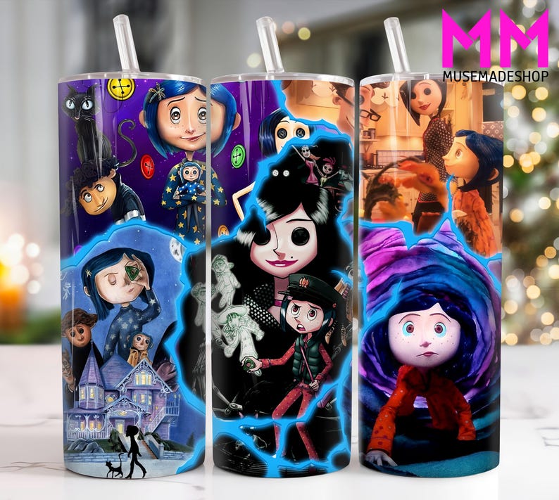 Puede incluir: Un juego de tres vasos de acero inoxidable con un dise&ntilde;o colorido que presenta personajes de la pel&iacute;cula "Coraline". Los vasos tienen un fondo negro con un patr&oacute;n de remolino azul, rosa y morado. Los personajes se representan en varias escenas de la pel&iacute;cula, incluyendo a Coraline, la Otra Madre y el gato.