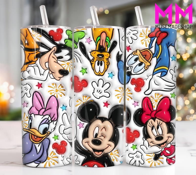 K&ouml;nnte beinhalten: Wei&szlig;er Becher mit einem bunten Muster aus Disney-Charakteren wie Mickey Mouse, Minnie Mouse, Donald Duck, Goofy und Pluto. Die Figuren sind von Sternen, Feuerwerk und Mickey-Mouse-H&auml;nden umgeben.