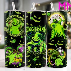 Op de afbeelding: Drie roestvrijstalen bekers met verschillende ontwerpen met het personage Oogie Boogie uit de film The Nightmare Before Christmas. De ontwerpen omvatten een groene Oogie Boogie met de tekst "Well, well, well. What have we here?", een groene Oogie Boogie met de tekst "Boogieman" en een groene Oogie Boogie met de tekst "Ready to Boogie with Oogie".