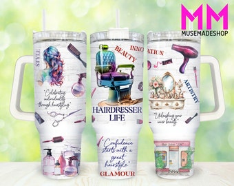 Puede incluir: Tres vasos blancos con un asa blanca y una pajita. Cada vaso tiene un diseño diferente. El primer vaso tiene una ilustración de acuarela de una mujer con cabello rosa y azul, tijeras y cepillos para el cabello. El segundo vaso tiene una ilustración de acuarela de una silla de barbero con una cita sobre la vida de peluquero. El tercer vaso tiene una ilustración de acuarela de una peluquería con una cita sobre el desencadenamiento de la belleza interior.