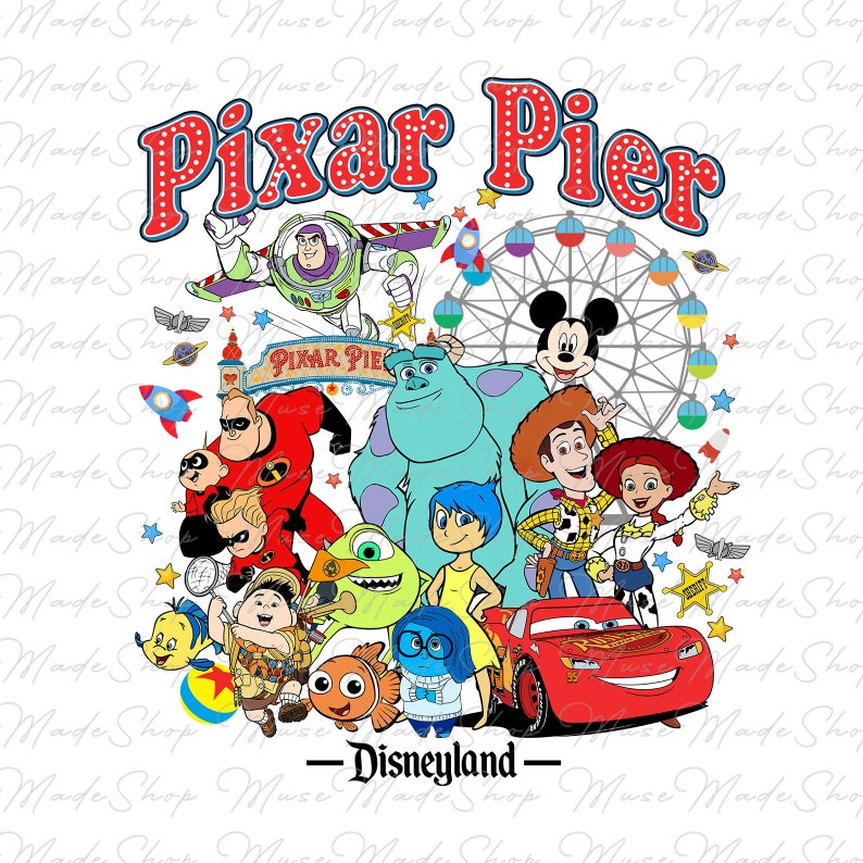 Puede incluir: Una ilustraci&oacute;n colorida con personajes populares de Pixar, incluyendo Woody, Buzz Lightyear, Sully, Mike y Rayo McQueen. Los personajes est&aacute;n reunidos alrededor de una noria con el texto "Pixar Pier" y "Disneyland" en la parte superior e inferior de la imagen.