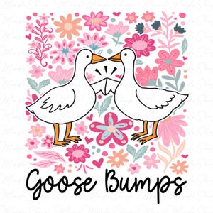 Può includere: Due oche bianche con becchi arancioni si fronteggiano con il collo piegato. Sono circondate da fiori rosa, blu e arancioni. Il testo "Goose Bumps" è scritto sotto le oche.