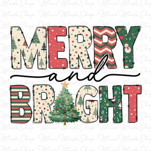 Könnte beinhalten: Eine Weihnachtsgrafik mit dem Text "Merry and Bright" im Patchwork-Stil in den Farben Rot, Grün und Weiß. Die Buchstaben sind mit verschiedenen Weihnachtsmustern verziert, darunter Schneeflocken, Zuckerstangen und Bäume.