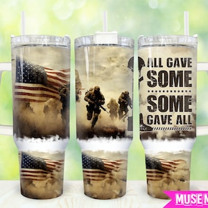 Op de afbeelding: Een roestvrijstalen tumbler met een wit deksel en handvat. De tumbler heeft een ontwerp met een Amerikaanse vlag, soldaten en de tekst "All gave some, some gave all".