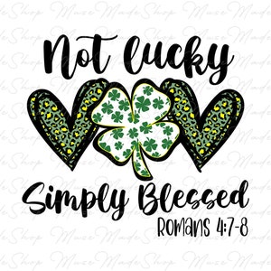 Puede incluir: Un trébol de cuatro hojas verde sobre un fondo blanco con manchas amarillas. Dos corazones verdes con manchas amarillas están a cada lado del trébol. El texto "Not lucky" está por encima del trébol y los corazones. El texto "Simply Blessed Romans 4:7-8" está debajo del trébol y los corazones.