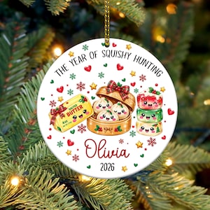 Personlig Squishy julgransprydnad 2026 PNG, Anpassad barnnamnsprydnad, Dumpling Squishy-prydnad Png, 2026 julgransprydnad Png