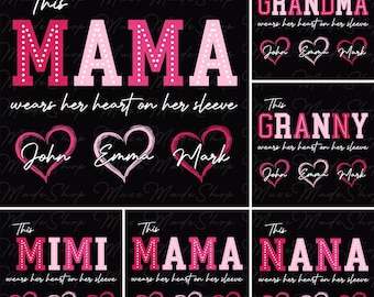 Pode incluir: Seis designs diferentes para camisetas com o texto "This [Name] wears her heart on her sleeve" com três corações abaixo. Os nomes são "Mama", "Grandma", "Granny", "Mimi", "Mama" e "Nana". Cada coração tem um nome escrito dentro: "John", "Emma" e "Mark".