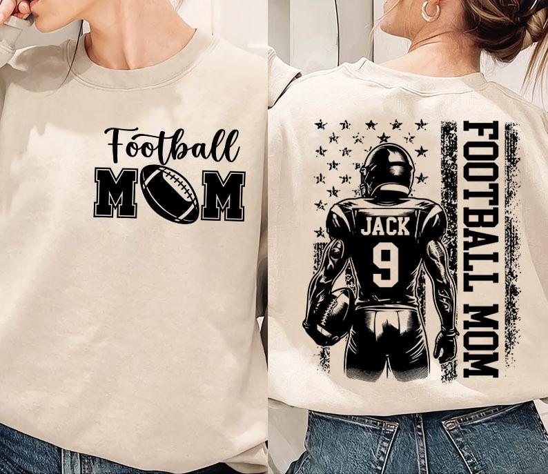 K&ouml;nnte beinhalten: Ein beiger Pullover mit dem Text "Football Mom" und einer Fu&szlig;ballabbildung auf der Vorderseite. Die R&uuml;ckseite des Pullovers zeigt einen Fu&szlig;ballspieler mit dem Text "Football Mom" und der Nummer "9" auf dem Trikot.