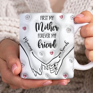 Bambini personalizzati che tengono la mano della mamma Tazza gonfiabile 3D, modello di tazza First My Mother da 11 once, tazza Mom Floral da 11 once PNG, tazze da caffè per la festa della mamma PNG